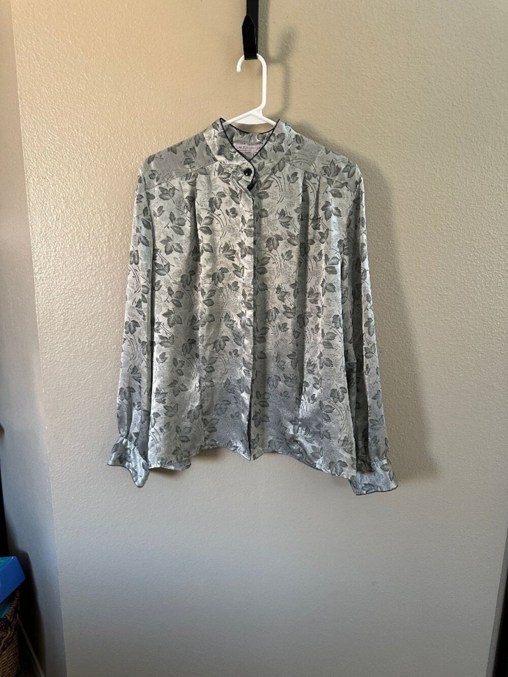 Vintage 90s Laura & Jayne Womens 14 Gray Floral Jacquard Button Up Blouse